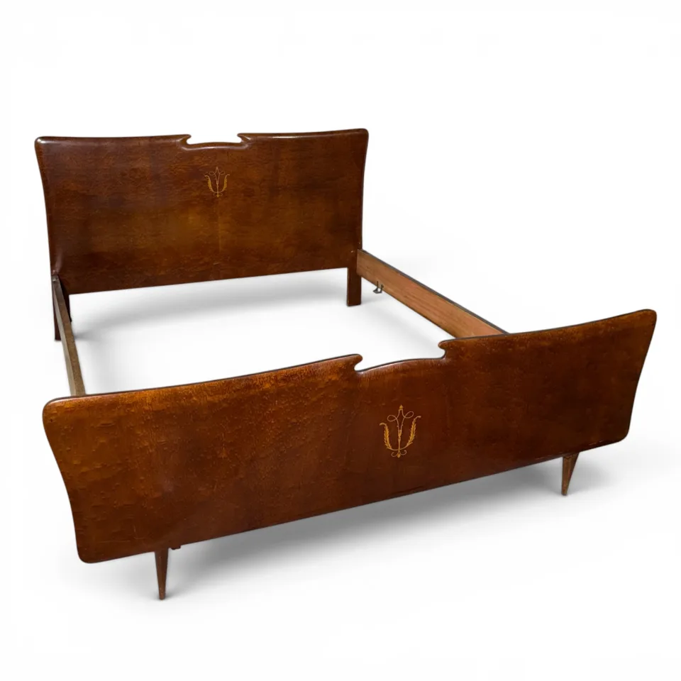 Łóżko dwuosobowe z wezgłowiem i szczytnicą o organicznych zaokrąglonych krawędziach z wycięciami