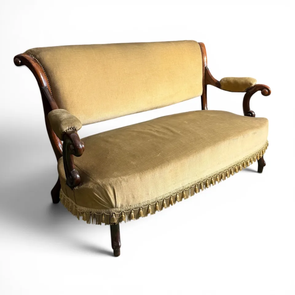 Sofa dwuosobowa z frędzlą chwostkową obszywającą siedzisko