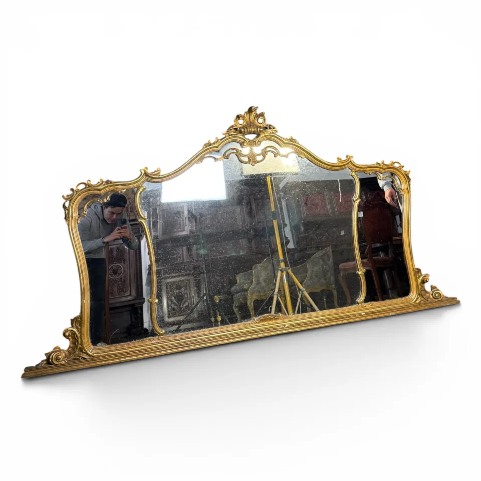 Lustro nadkominkowe panoramiczne trójdzielne w złoconej ramie z ornamentem c-scroll