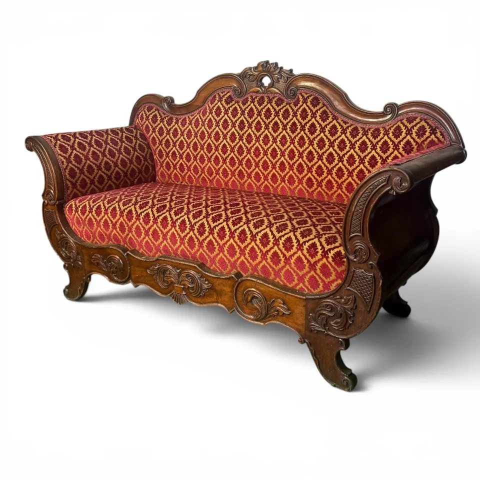 Sofa dwuosobowa, oparcie zamknięte z rzeźbioną gzymsowaną koroną