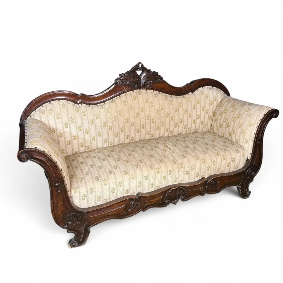 Sofa esowata z rzeźbionym szczytem muszlowym