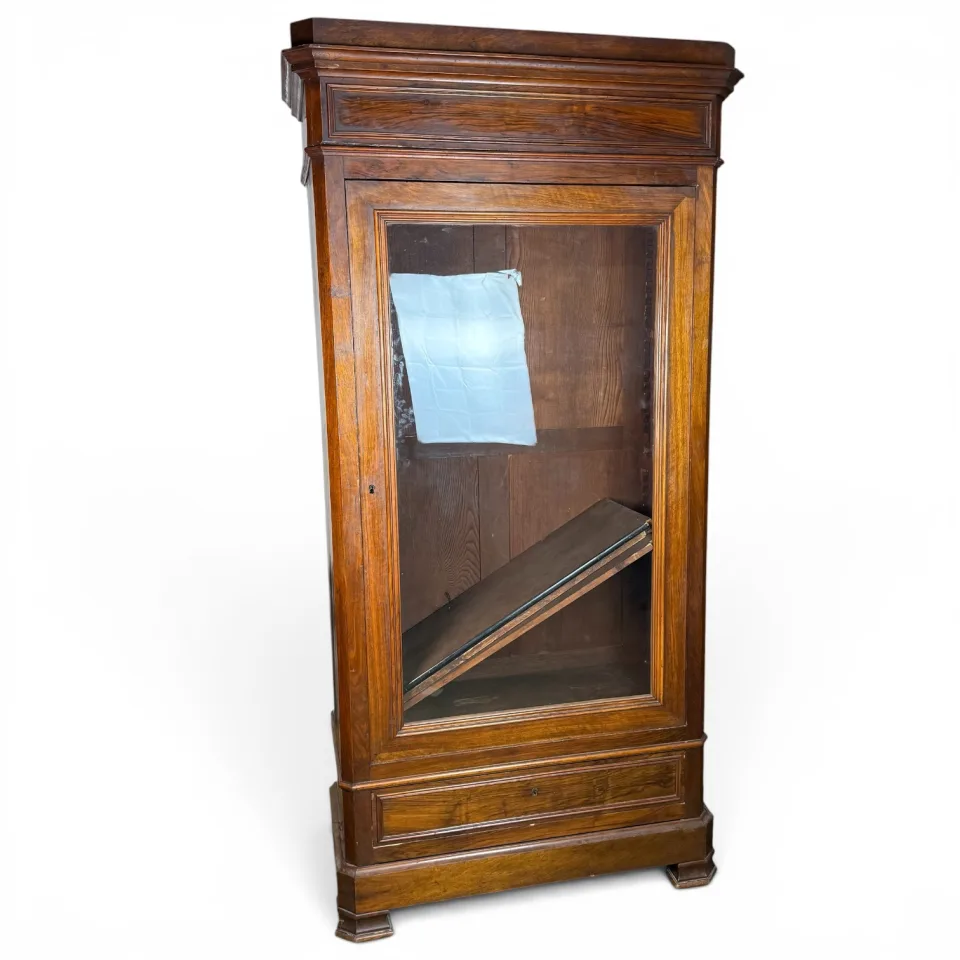 Witryna wąska jednodrzwiowa z szufladą w cokole