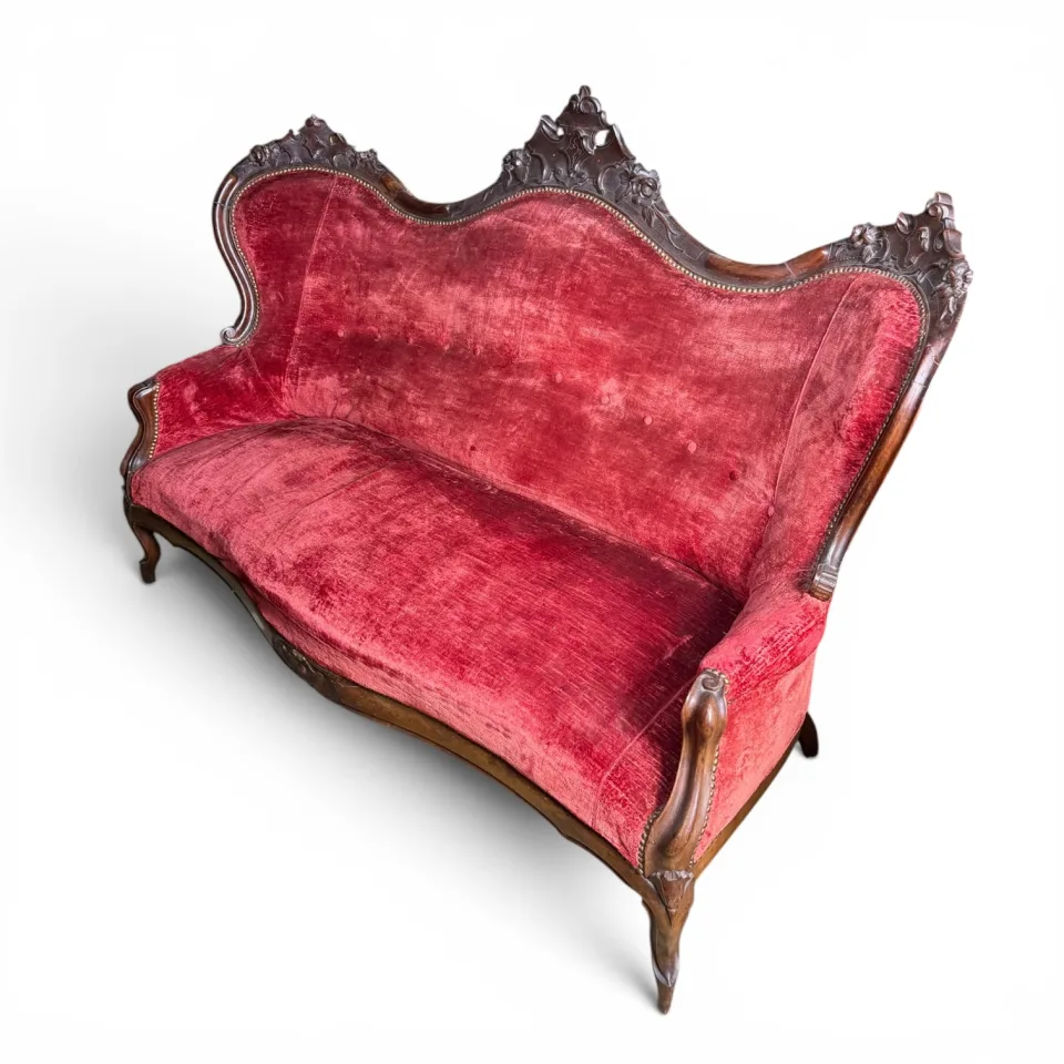 Sofa dwuosobowa na wygiętych nogach kabriolowych