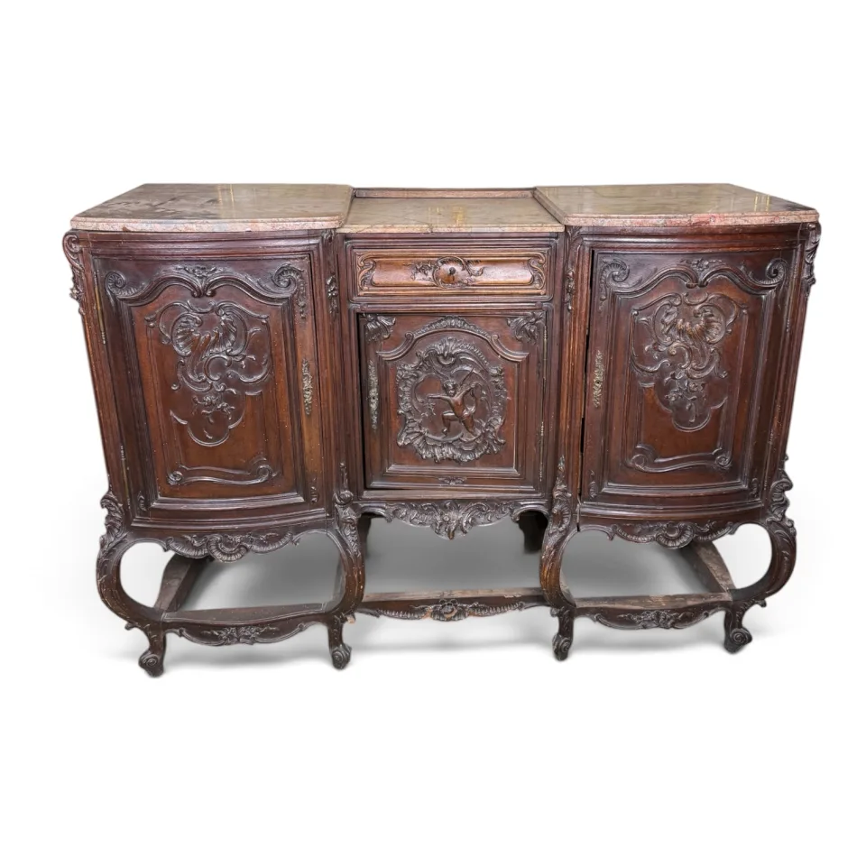 Kredens trójkorpusowy na wysokich nogach kabriolowych z ażurowym stretcherem