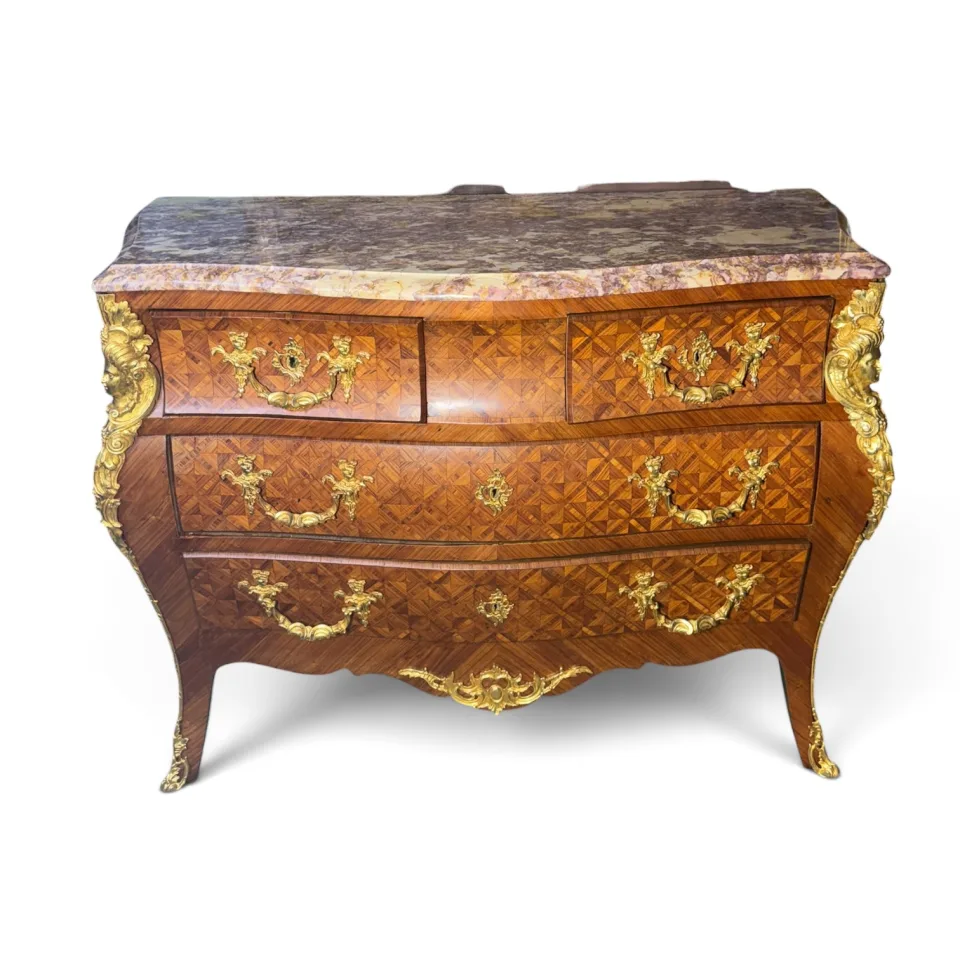 Komoda brzuszasta (w typie commode tombeau / commode bombée) z marmurowym blatem
