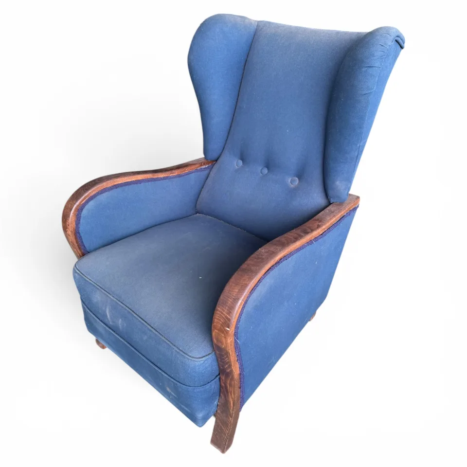 Fotel uszak (wing chair), tapicerka w tkaninie granatowej z guzikami