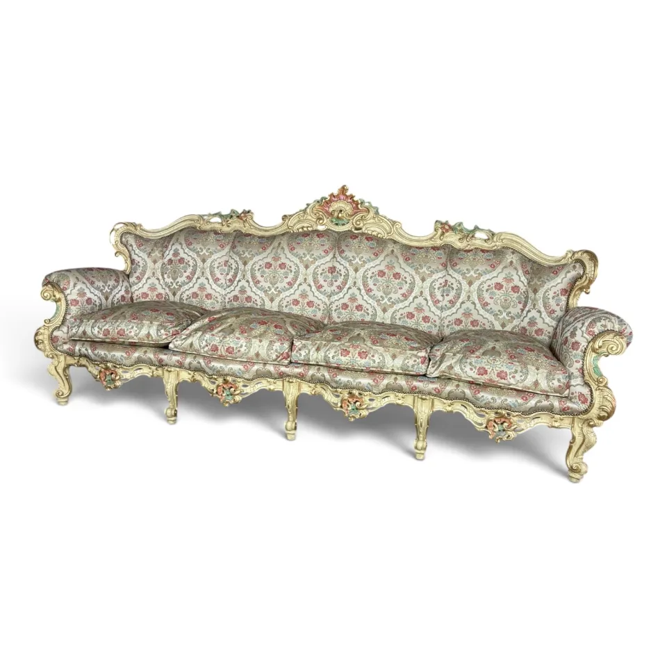 Czteroosobowa sofa / kanapa salonowa w stylu Ludwika XV z polichromowanego drewna w tonacji kości słoniowej ze złoceniami i polichromowanymi detalami florystycznymi