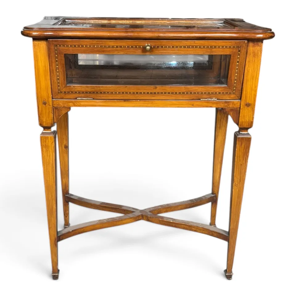 Stolikowa gablotka ekspozycyjna / stolik witrynowy (bijouterie table) w stylu neoklasycystycznym / edwardiańskim z jasnego drewna (satynowiec / orzech)
