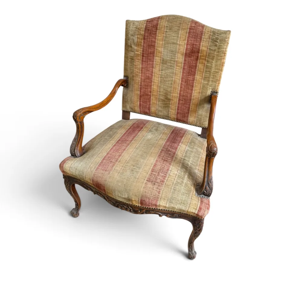 Głęboki fotel salonowy z podłokietnikami (fauteuil à la reine) w stylu francuskim neorokoko (Ludwik XV)