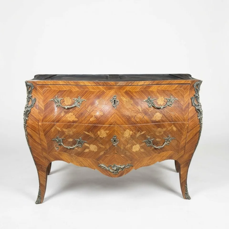Dwuszufladowa komoda salonowa o silnie wybrzuszonej linii (commode tombé / bombé) w stylu francuskim neorokoko (Ludwik XV Revival)