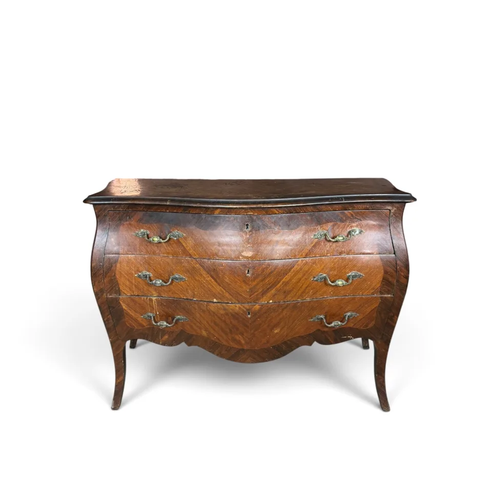 Trzyszufladowa komoda salonowa o falistej linii frontu i boków (commode bombé) w stylu neorokoko / styl Ludwika XV