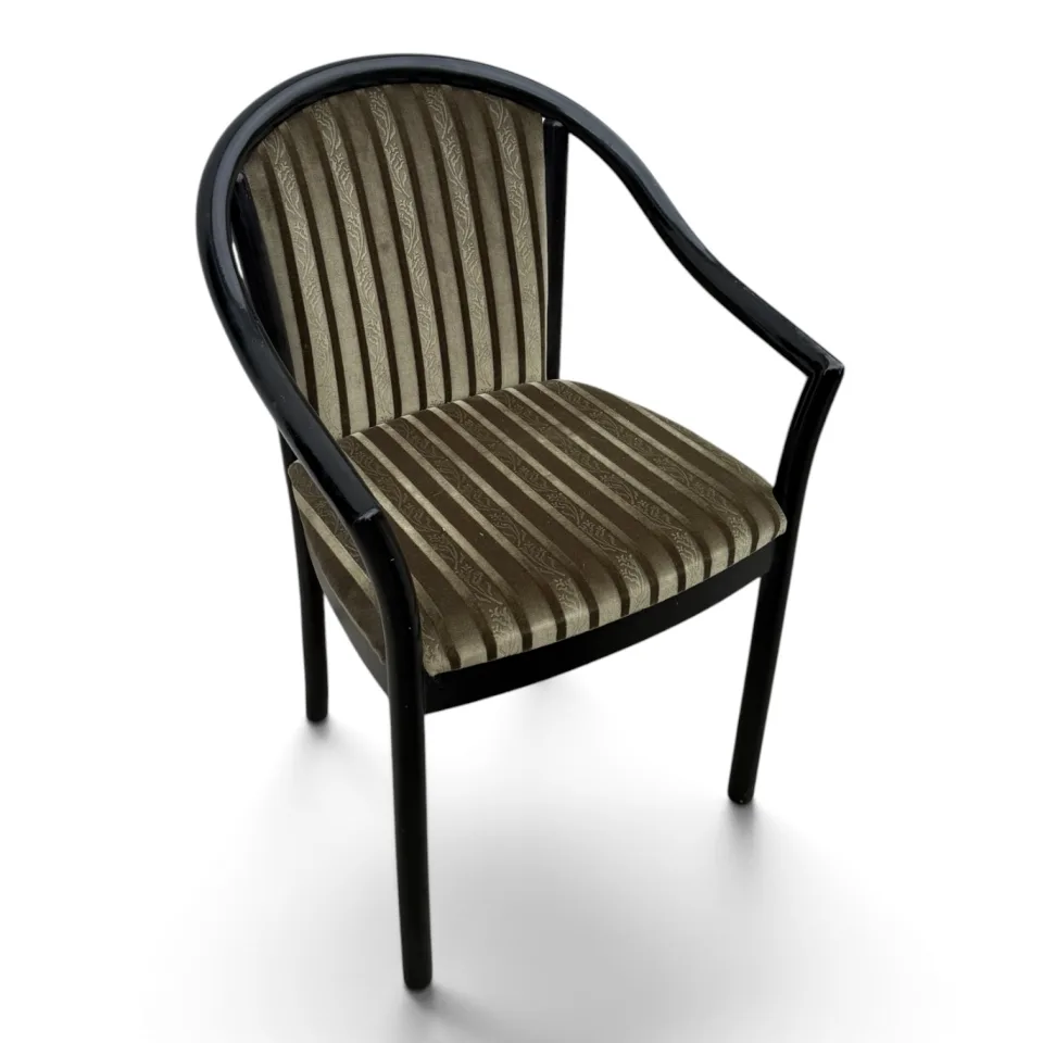 Fotel salonowy / gabinetowy z podłokietnikami (w typie fotela baryłkowego / tub chair)