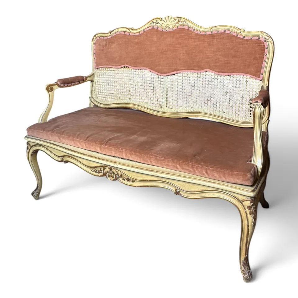 Ażurowa sofa salonowa dwuosobowa (w typie canapé / sofki buduarowej) w stylu neorokokowym / Ludwik XV