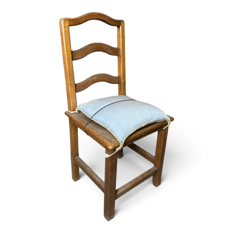 Krzesło rustykalne / prowincjonalne w typie ladder-back