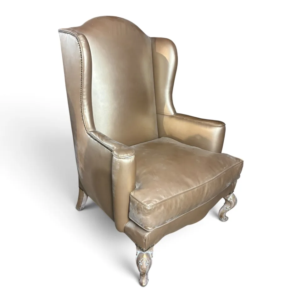 Fotel uszak (ang. wingback chair) w stylu neorokokowym / eklektycznym