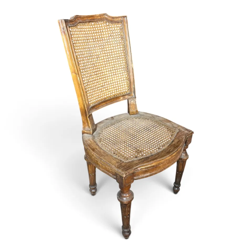 Krzesło salonowe w stylu neoklasycystycznym (nawiązujące do francuskiego stylu Ludwika XVI / chaise cannée).