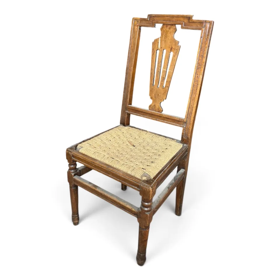 Rustykalno-eklektyczne krzesło jadalniane / wiejskie w typie prowansalskim / Arts & Crafts (nurt regionalnego neoklasycyzmu).
