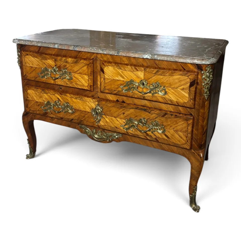 Reprezentacyjna komoda salonowa typu commode sauteuse w stylu rokokowym / Ludwika XV (Transition / Louis XV Revival).