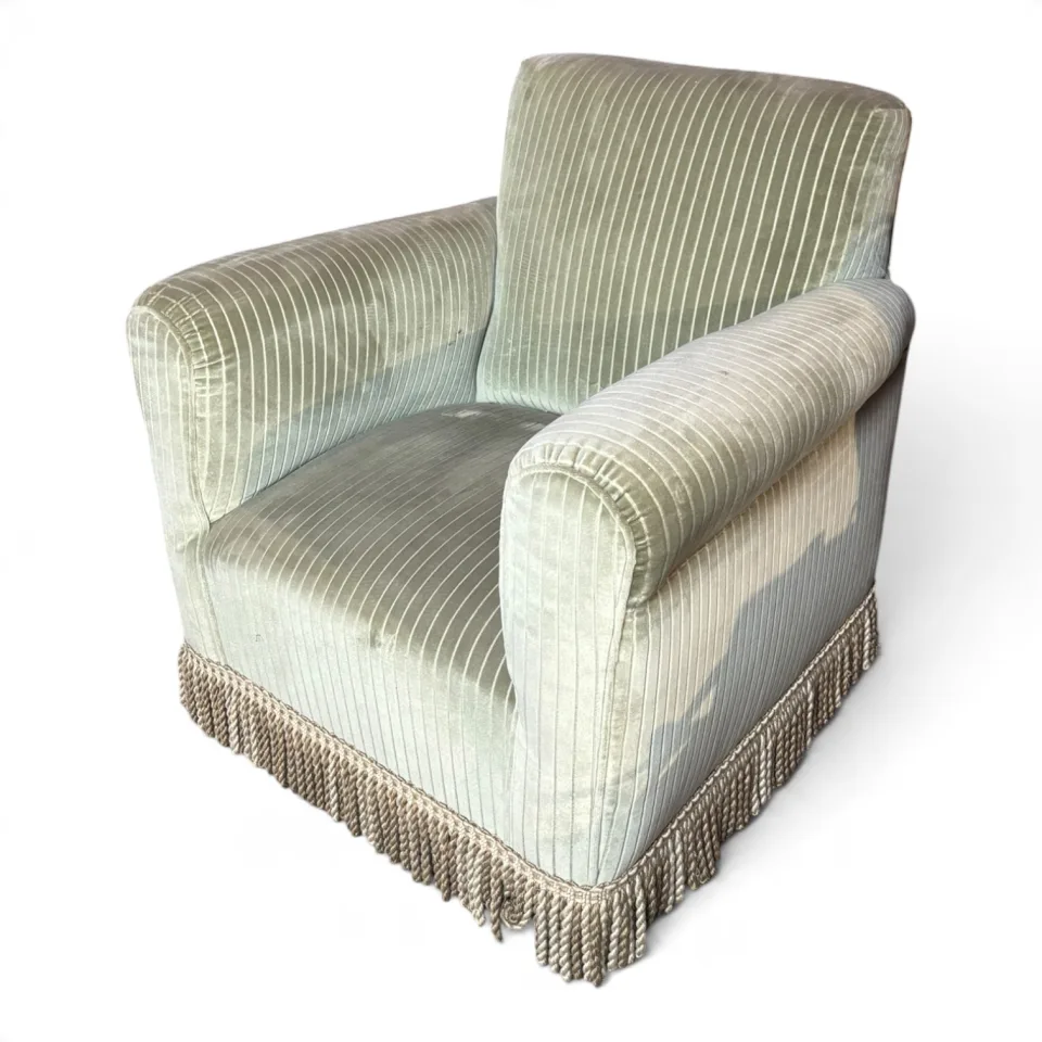 Klubowy fotel salonowy w stylu Art Déco / wczesnomodernistycznym (klasyczny typ fotela klubowego / club chair).
