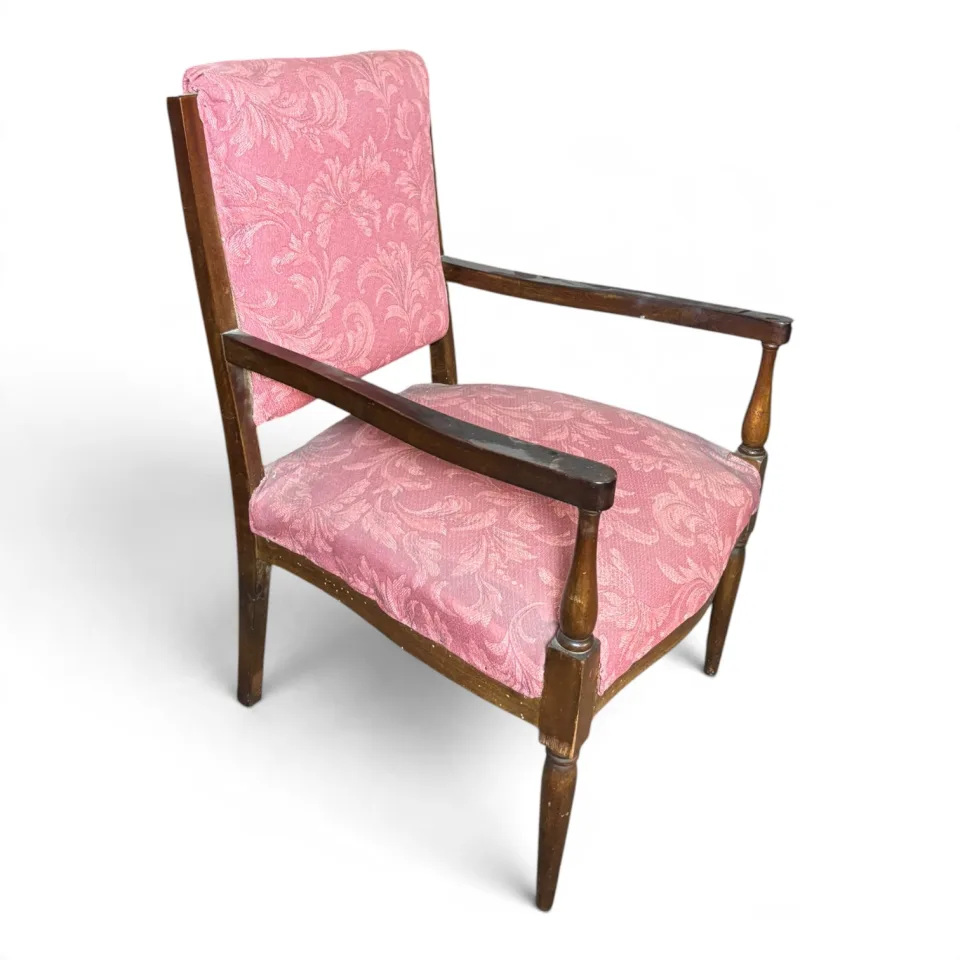 Fotel salonowy z podłokietnikami w stylu eklektyzmu / Biedermeier Revival (z wyraźnymi wpływami historyzmu i późnego klasycyzmu, stanowiący element większego garnituru salonowego).