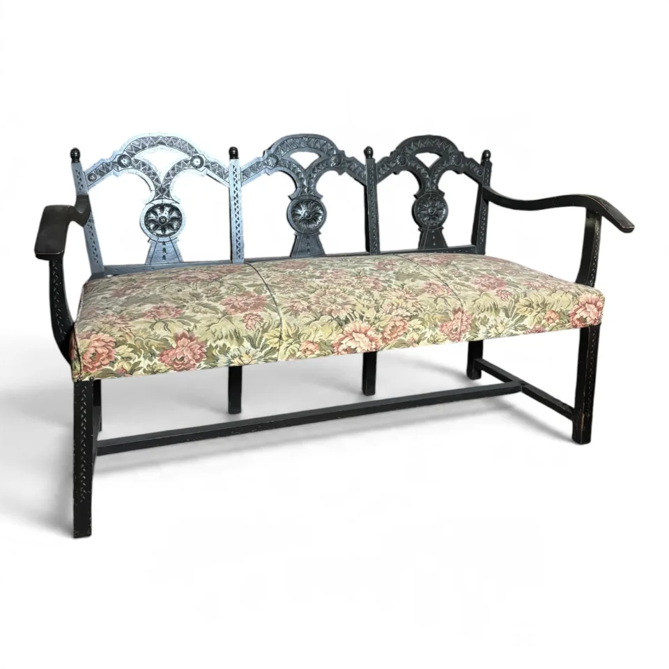 Reprezentacyjna sofa salonowa / ława wieloosobowa (trójpolowa) z podłokietnikami w stylu neomanierystycznym / eklektycznym historyzmie (nurt północnoeuropejski, stanowiąca część garnituru).