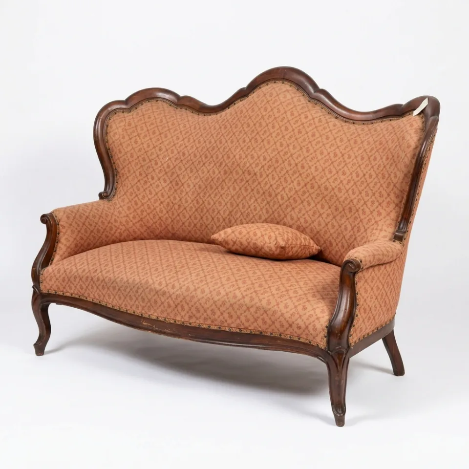 Sofa salonowa / kanapa w stylu wczesnego neorokoka / Ludwika Filipa (stanowiąca element większego garnituru salonowego).