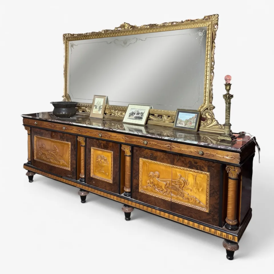 Monumentalna komoda pałacowa / wielodrzwiowy kredens pomocniczy typu credenza z marmurowym blatem i okazałym, złoconym lustrem nastawnym w stylu Neoklasycyzmu / Empire (Historyzm eklektyczny o inspiracjach antycznych).