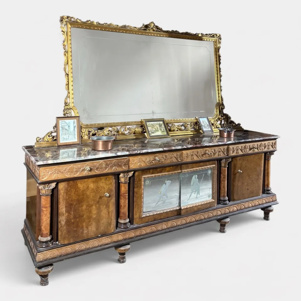 Monumentalna komoda salonowa / kredens pomocniczy typu credenza z marmurowym blatem i okazałą nastawą lustrzaną w stylu Neoklasycyzmu / Empire (stanowiąca główny element kompozycyjny prezentowanego pałacowego garnituru salonowo-sypialnianego).