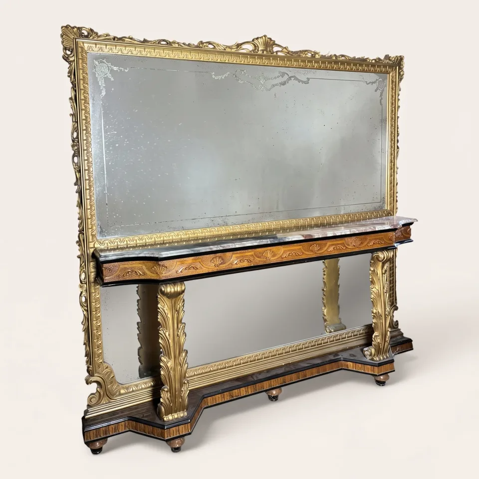 Monumentalna komoda salonowa / kredens pomocniczy typu credenza z marmurowym blatem i okazałą nastawą lustrzaną w stylu Neoklasycyzmu / Empire (Historyzm eklektyczny o motywach antycznych, ujęcie z lewej perspektywy).
