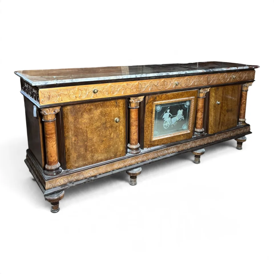 Monumentalna komoda pałacowa / kredens pomocniczy typu credenza z marmurowym blatem (korpus bazowy zdemontowany z nastawy lustrzanej) w stylu Neoklasycyzmu / Empire (stanowiący integralny element prezentowanego pałacowego garnituru salonowo-sypialnianego)
