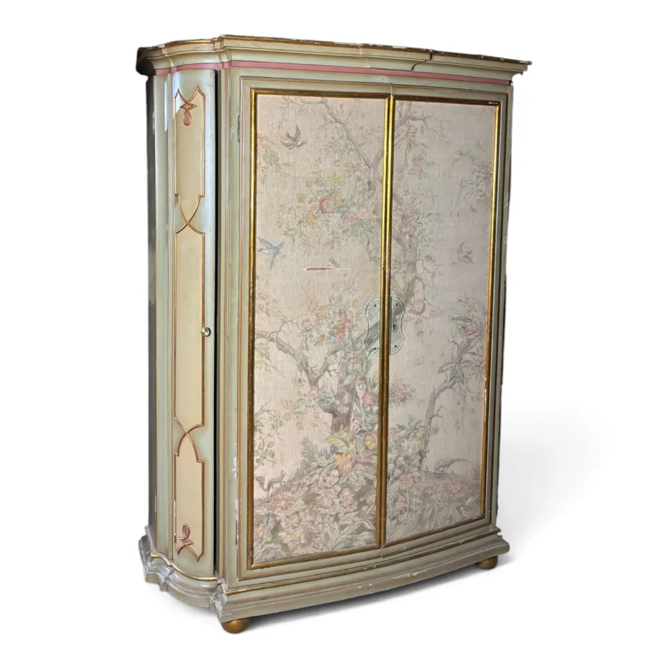 Elegancka szafa buduarowa / bieliźniarka dwudrzwiowa o miękkiej, falistej linii lica w stylu Neorokoko / stylu weneckim (Louis XV Revival o cechach meblarstwa pałacowo-buduarowego).