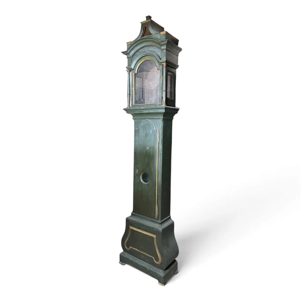 Zabytkowy zegar podłogowy / szafkowy typu longcase clock (stojący zegar wahadłowy) o architektonicznej kompozycji w stylu barokowym / wczesnoklasycystycznym (Gustavian / Bornholm).