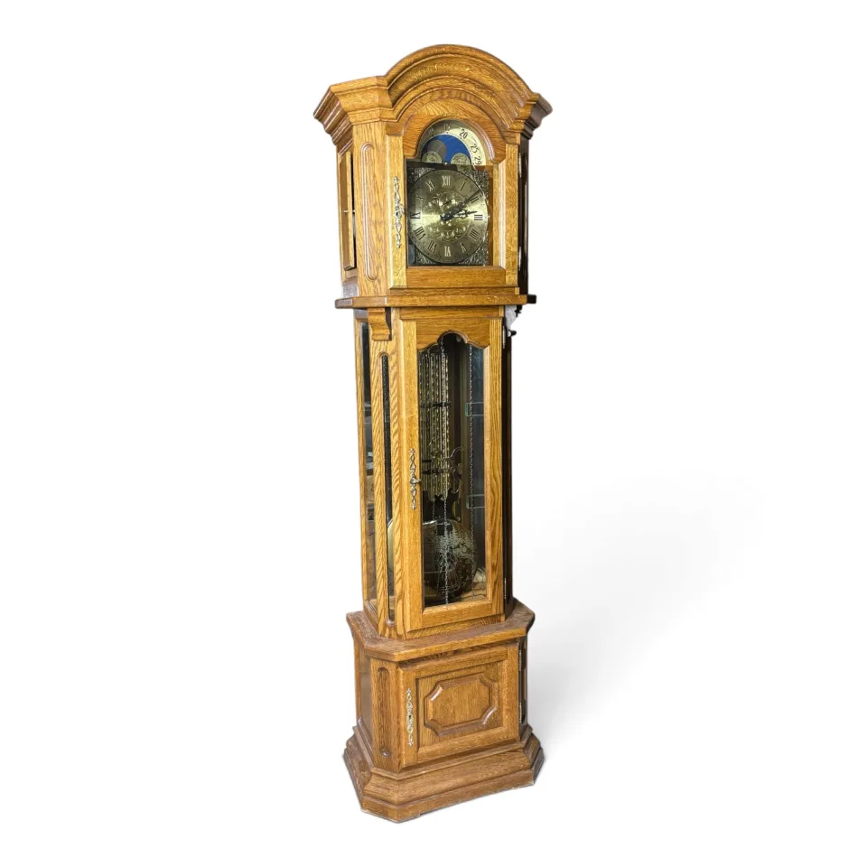 Klasyczny, stojący zegar podłogowy / szafowy typu longcase clock (zegar z mechanizmem łańcuchowo-wagowym i wahadłem lirycznym) w stylu eklektycznym / neorenesansowym.