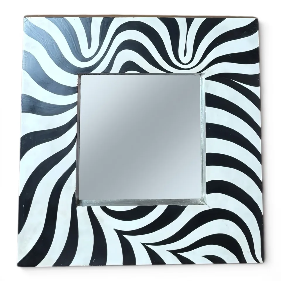 Dekoracyjne lustro ścienne w kwadratowej ramie z dynamiczną, monochromatyczną polichromią w stylu Op-art / Postmodernizmu (nawiązanie do estetyki Grupy Memphis oraz wzornictwa lat 70. i 80. XX w.).