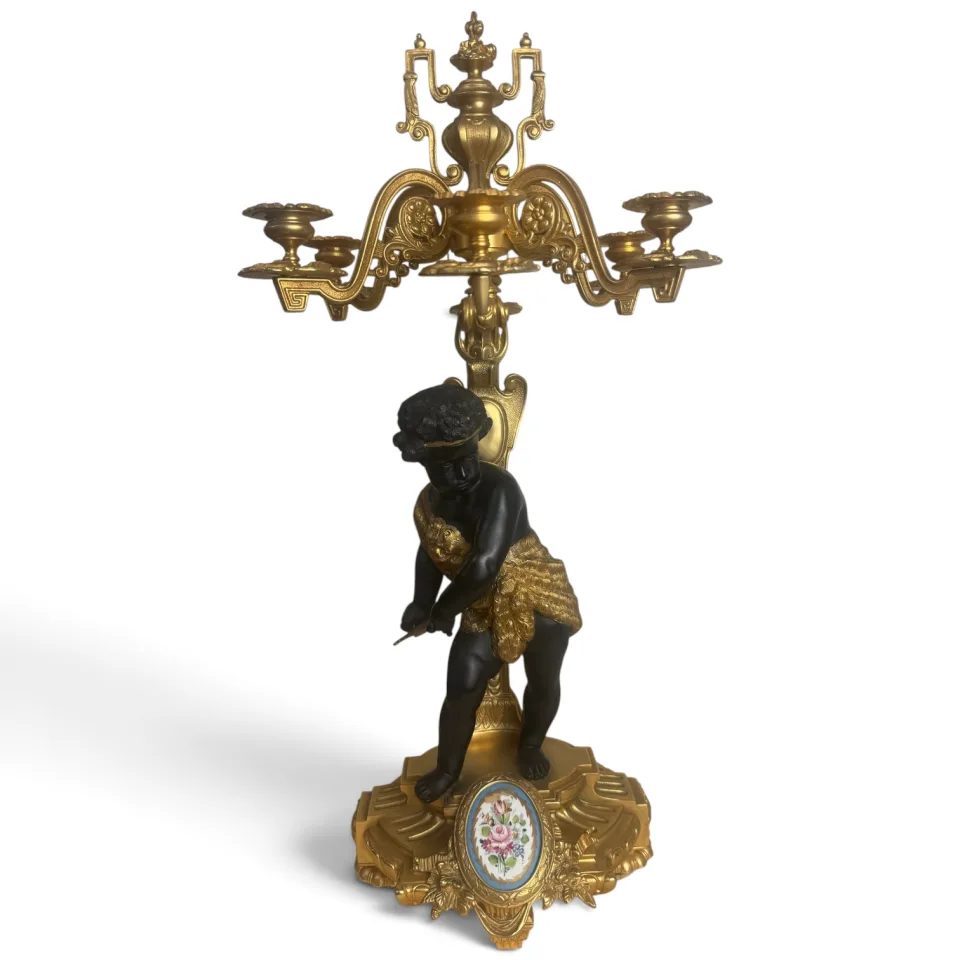 Kandelabr pięcioświecowy z figurą putta, nawiązujący do stylu Ludwika XVI.