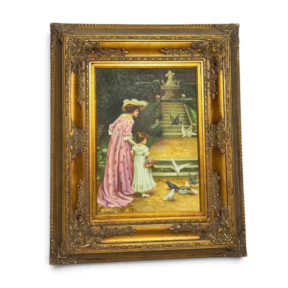 Szeroka złocona rama z rokajowymi aplikacjami w narożach, z obrazem olejnym przedstawiającym matkę z córką karmiące gołębie w ogrodzie.