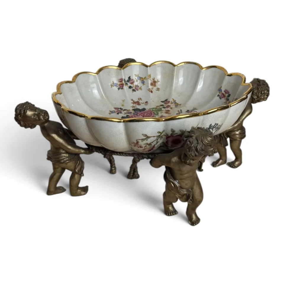 Misa porcelanowa o falistym brzegu z malowanymi kwiatami, niesiona przez cztery putta z mosiądzu, nawiązująca do stylu Ludwika XV.