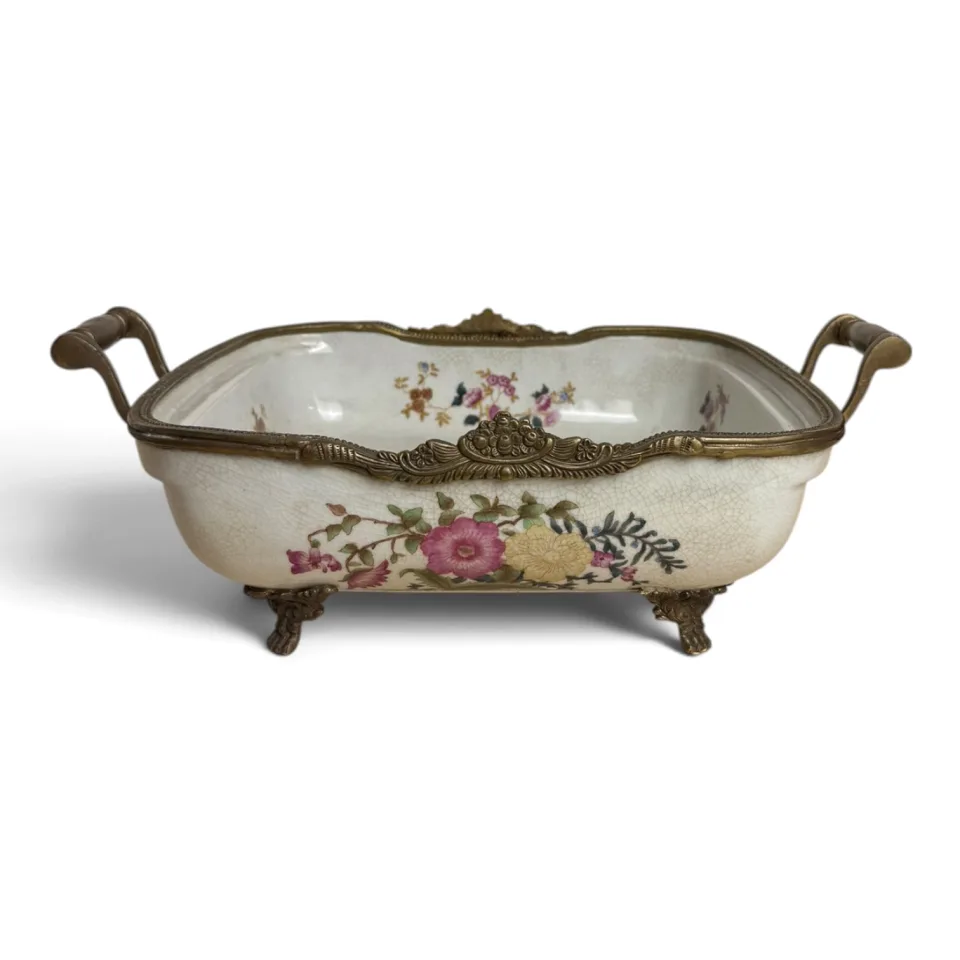 Prostokątna jardiniera porcelanowa z malowanymi kwiatami, w mosiężnej oprawie z uchwytami i nóżkami, nawiązująca do stylu Ludwika XV.