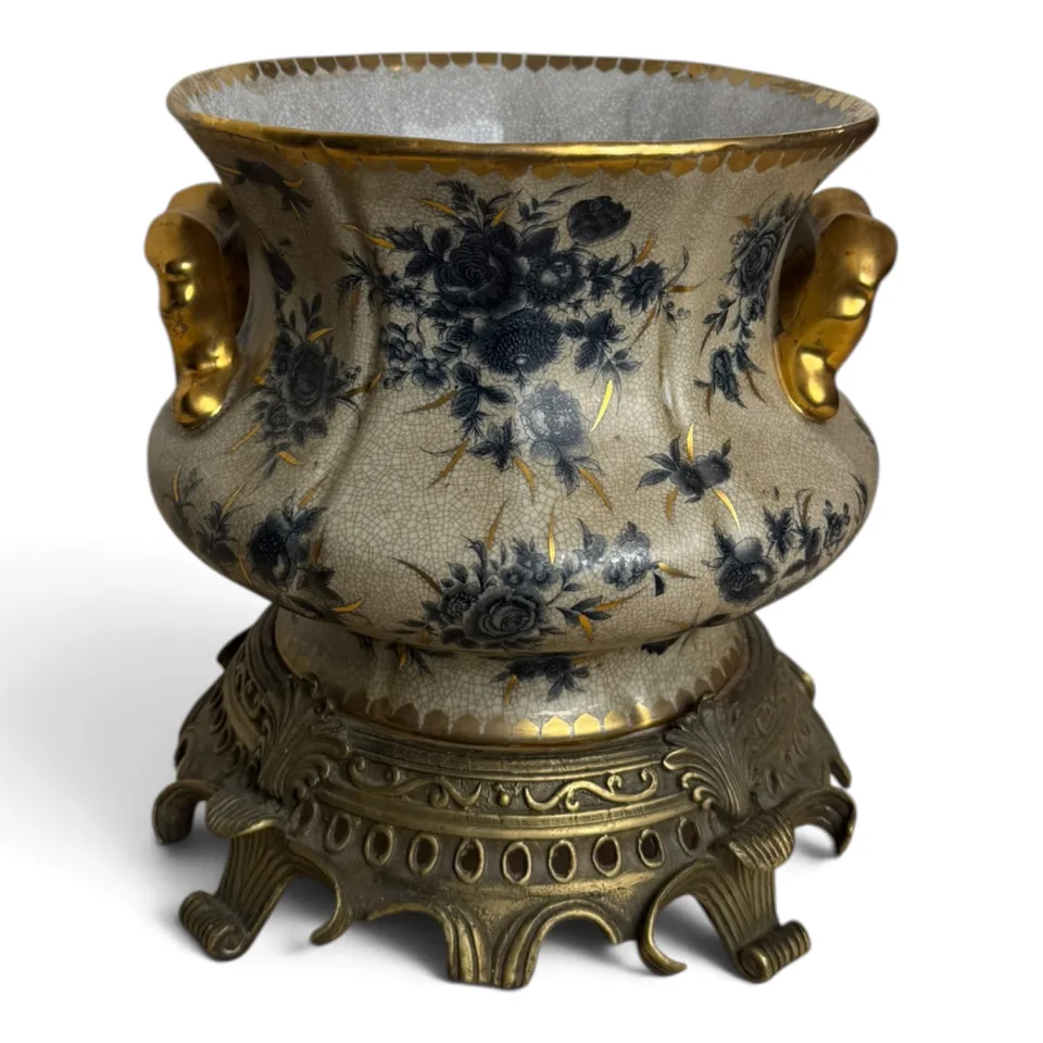 Osłonka porcelanowa z kobaltowymi kwiatami i złoconymi uchwytami, na ażurowej mosiężnej podstawie, nawiązująca do stylu Ludwika XV.