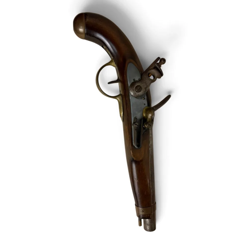 Pistolet skałkowy kawaleryjski z gładkim drewnianym łożem i mosiężnymi okuciami.