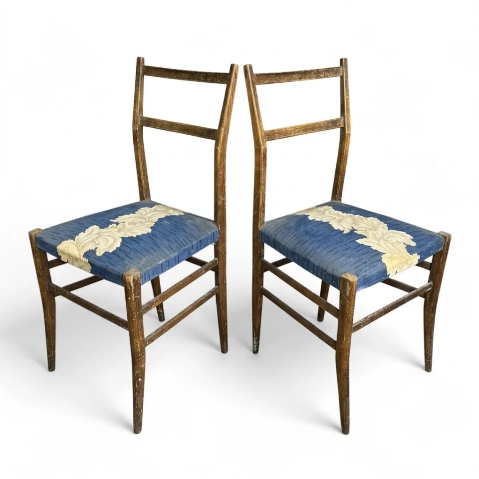 Para lekkich krzeseł jadalnianych w typie chiavari / modernizmu powojennego (styl włoski / Mid-Century Modern).