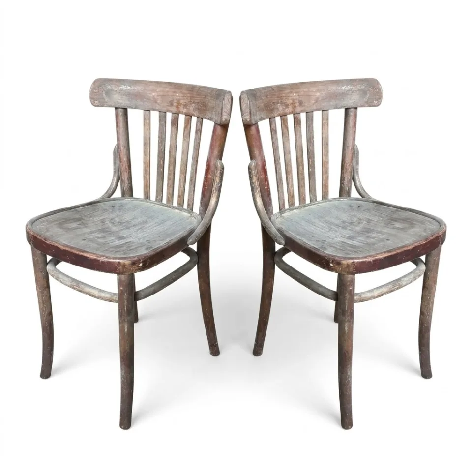 Para giętych krzeseł kawiarnianych / bistro w typie thonetowskim / mebli z drewna giętego (Bentwood / styl Thonet).