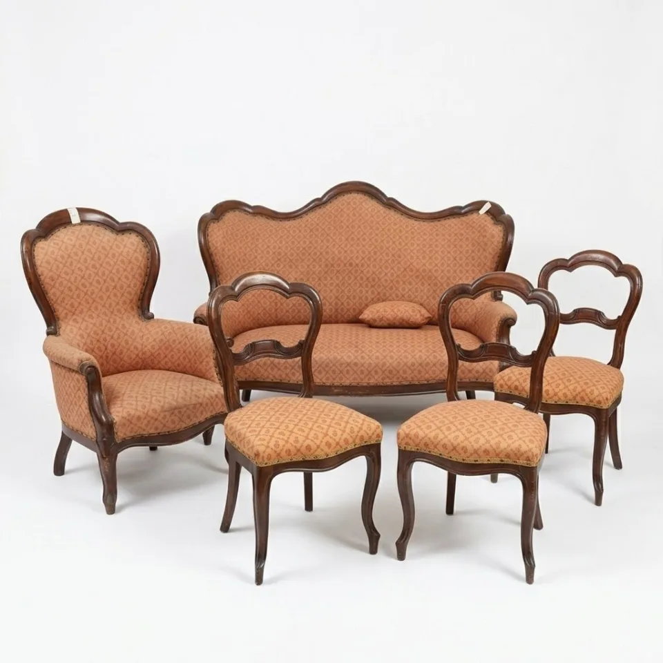 Salonowy garnitur mebli tapicerowanych (5 elementów: sofa 3-osobowa, fotel klubowy typu crapaud / uszak oraz 4 krzesła) w stylu wczesnego neorokoka / Ludwika Filipa.